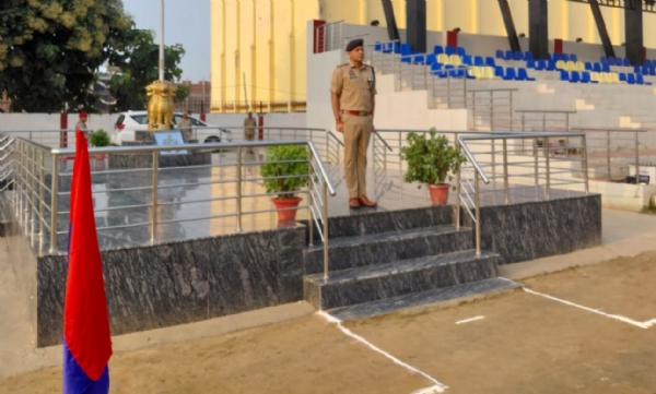 रिजर्व पुलिस लाइन के परेड ग्राउंड में शुक्रवार परेड का निरीक्षण करते एसएसपी गोरखपुर, साथ में पुलिस अधिकारी एवं जवान। रिजर्व पुलिस लाइन के परेड ग्राउंड में शुक्रवार परेड का निरीक्षण करते एसएसपी गोरखपुर, साथ में पुलिस अधिकारी एवं जवान।