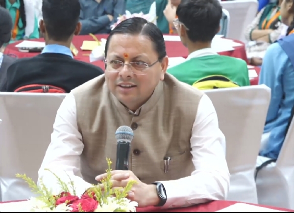 मुख्यमंत्री छात्रों से संवाद करते।