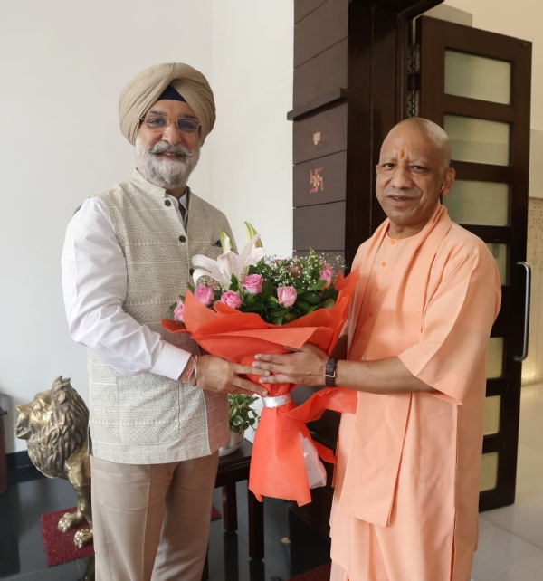 मुख्यमंत्री योगी से मिलते तरनजीत सिंह