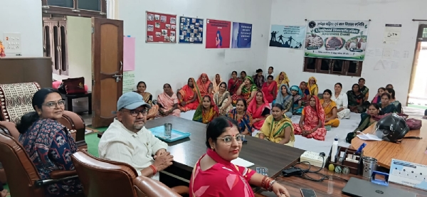 फोटो। किसानों प्रशिक्षण देते हुए फोटो। किसानों प्रशिक्षण देते हुए