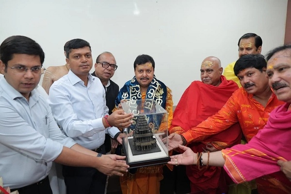 मंदिर समिति ने किया स्वागत मंदिर समिति ने किया स्वागत