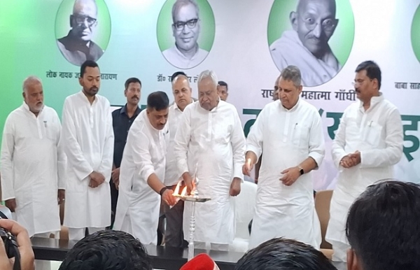 जदयू के एकदिवसीय प्रबोधन कार्यक्रम का दीप प्रज्जवलित कर उद्धाटन करते पूर्व मुख्यमंत्री नीतीश जदयू के एकदिवसीय प्रबोधन कार्यक्रम का दीप प्रज्जवलित कर उद्धाटन करते पूर्व मुख्यमंत्री नीतीश
