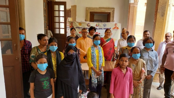 संपूर्णानंद संस्कृत विश्वविद्यालय में क्षय रोगियों को पोषण पोटली देते अधिकारी संपूर्णानंद संस्कृत विश्वविद्यालय में क्षय रोगियों को पोषण पोटली देते अधिकारी
