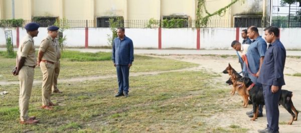 रिजर्व पुलिस लाइन के परेड ग्राउंड में शुक्रवार परेड का निरीक्षण करते एसएसपी गोरखपुर, साथ में पुलिस अधिकारी एवं जवान। रिजर्व पुलिस लाइन के परेड ग्राउंड में शुक्रवार परेड का निरीक्षण करते एसएसपी गोरखपुर, साथ में पुलिस अधिकारी एवं जवान।