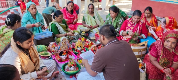 लक्ष्मीकुंड पर सोरहिया मेले में पूजा अर्चना करती महिलाए लक्ष्मीकुंड पर सोरहिया मेले में पूजा अर्चना करती महिलाए