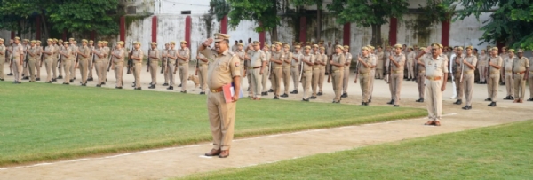 रिजर्व पुलिस लाइन के परेड ग्राउंड में शुक्रवार परेड का निरीक्षण करते एसएसपी गोरखपुर, साथ में पुलिस अधिकारी एवं जवान। रिजर्व पुलिस लाइन के परेड ग्राउंड में शुक्रवार परेड का निरीक्षण करते एसएसपी गोरखपुर, साथ में पुलिस अधिकारी एवं जवान।