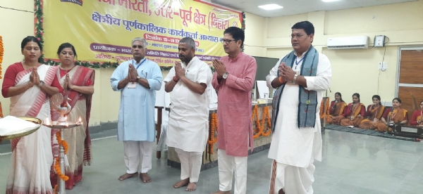 उद्घाटन करते अतिथि उद्घाटन करते अतिथि