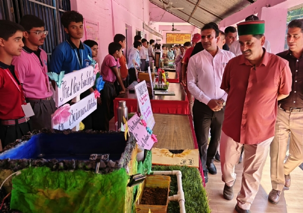 चिल्ड्रन साइंस कांग्रेस के मौके पर उपमुख्य सचेतक और अन्य। चिल्ड्रन साइंस कांग्रेस के मौके पर उपमुख्य सचेतक और अन्य।