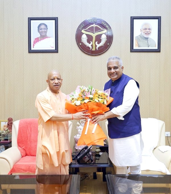 मुख्यमंत्री योगी आदित्यनाथ से मिलते केंद्रीय पर्यावरण, वन एवं जलवायु परिवर्तन मंत्री भूपेंद्र यादव का छायाचित्र।