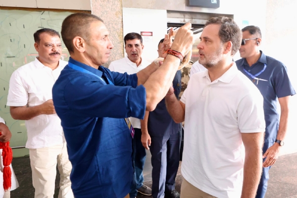 इंदौर एयरपोर्ट पर कांग्रेस के वरिष्ठ नेताओं ने स्वागत किया इंदौर एयरपोर्ट पर कांग्रेस के वरिष्ठ नेताओं ने स्वागत किया