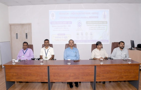 कार्यक्रम को संबोधित करते एनएमएल के निदेशक डॉ. संदीप घोष चौधुरी कार्यक्रम को संबोधित करते एनएमएल के निदेशक डॉ. संदीप घोष चौधुरी