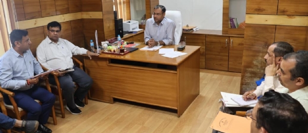 जोशीमठ सीवरेज की समीक्षा करते हुए डीएम चमोली। जोशीमठ सीवरेज की समीक्षा करते हुए डीएम चमोली।