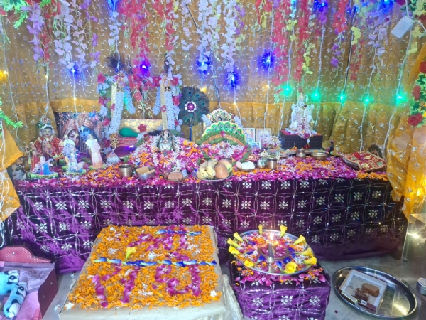 घर में बनाया छोटा सा मंदिर घर में बनाया छोटा सा मंदिर