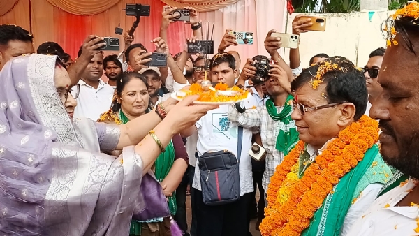 पति एवं राजद प्रत्याशी की आरती उतरती संगीता यादव पति एवं राजद प्रत्याशी की आरती उतरती संगीता यादव