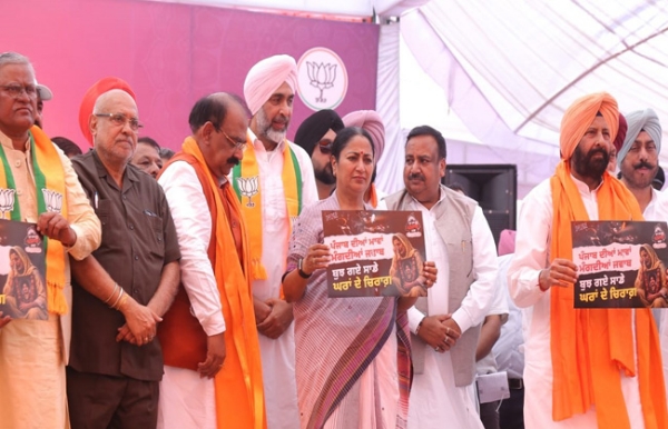 दिल्ली की मुख्यमंत्री रेखा गुप्ता पंजाब में नशा मुक्त पंजाब यात्रा की शुरूआत करते हुए दिल्ली की मुख्यमंत्री रेखा गुप्ता पंजाब में नशा मुक्त पंजाब यात्रा की शुरूआत करते हुए