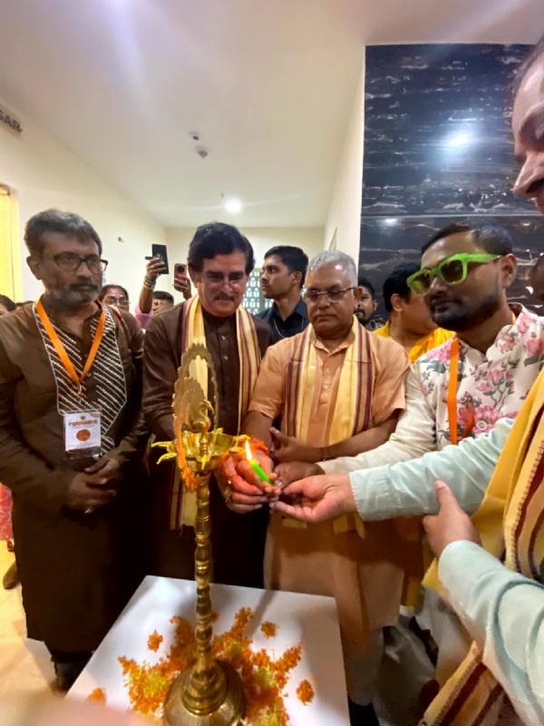 कला प्रदर्शनी में दिलीप घोष।