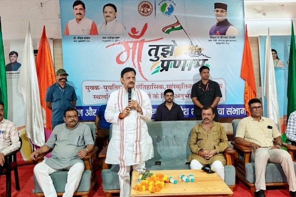 रीवा में माँ तुझे सलाम योजना के कार्यक्रम को संबोधित करते हुए शुक्ल रीवा में माँ तुझे सलाम योजना के कार्यक्रम को संबोधित करते हुए शुक्ल