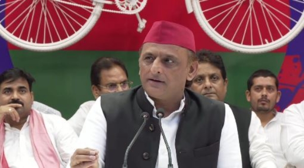 मंच से बोलते अखिलेश यादव।