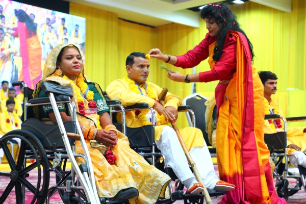 पीले परिधानों में सजे दिव्यांग एवं निर्धन जोड़ों के चेहरों पर खिली मुस्कान पीले परिधानों में सजे दिव्यांग एवं निर्धन जोड़ों के चेहरों पर खिली मुस्कान