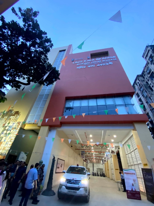 कला प्रदर्शनी में दिलीप घोष