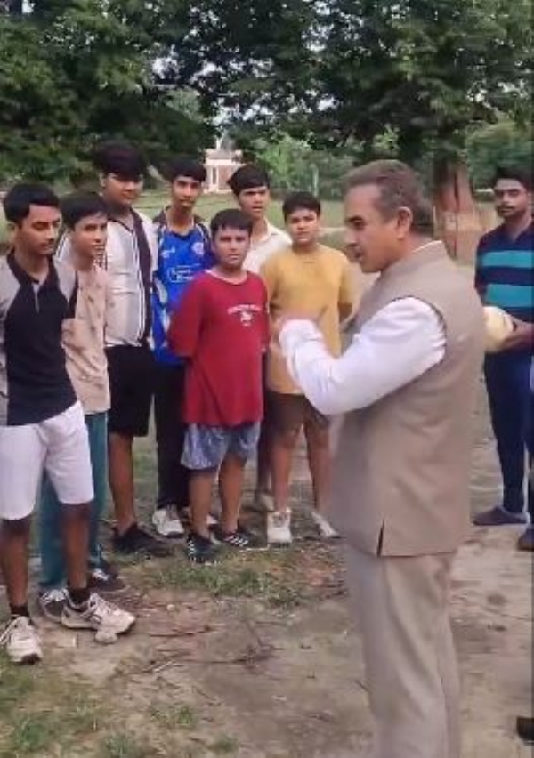 बच्चों से संवाद करते केन्द्रीय मंत्री कीर्तिवर्धन सिंह