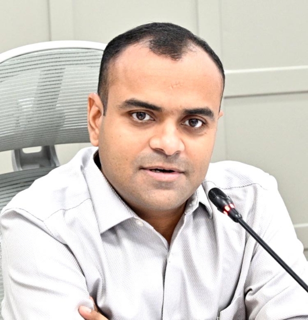 डीएम मयूर दीक्षित डीएम मयूर दीक्षित