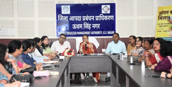 बैठक में अधिकारियों को निर्देश देती मंत्री। बैठक में अधिकारियों को निर्देश देती मंत्री।