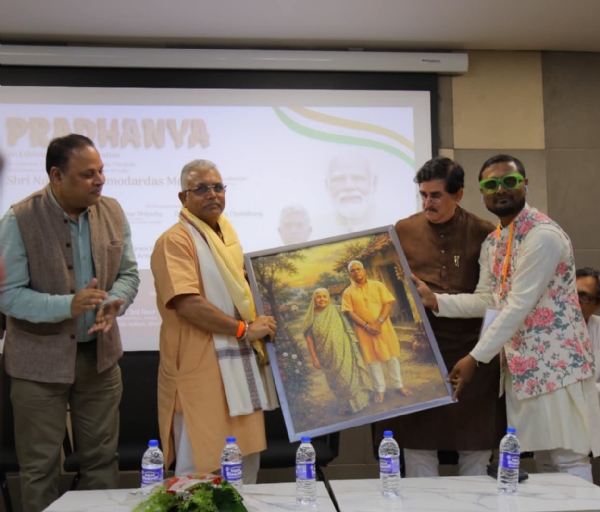 कला प्रदर्शनी में दिलीप घोष को उनके माता के साथ बनी तस्वीर भेंट करते हुए