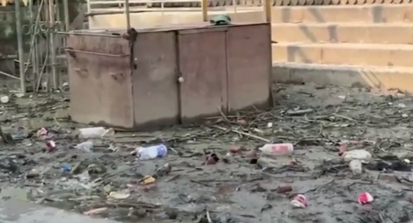 गंगा घाट पर फैली मिट्टी गंगा घाट पर फैली मिट्टी