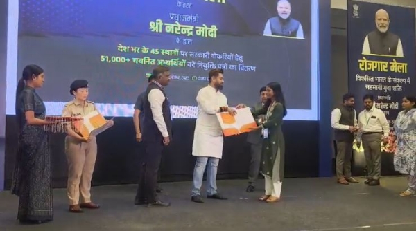 केंद्रीय खाद्य प्रसंस्करण उद्योग मंत्री चिराग पासवान रोजगार मेले में अभ्यर्थियों को नियुक्ति प्रमाणपत्र सौंपते हुए केंद्रीय खाद्य प्रसंस्करण उद्योग मंत्री चिराग पासवान रोजगार मेले में अभ्यर्थियों को नियुक्ति प्रमाणपत्र सौंपते हुए