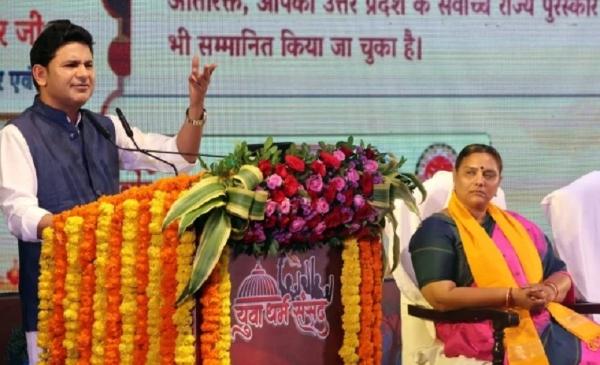 उज्जैन में युवा धर्म संसद में शामिल हुए मनोज मुंतशिर उज्जैन में युवा धर्म संसद में शामिल हुए मनोज मुंतशिर