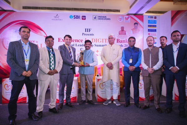 कार्यक्रम के दौरान मंत्री के साथ उपस्थित गणमान्य