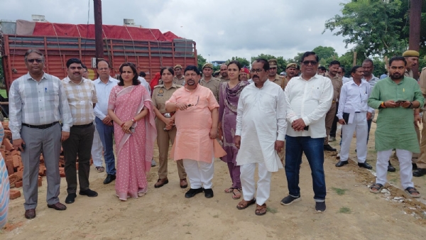 निरीक्षण करती जिलाधिकारी