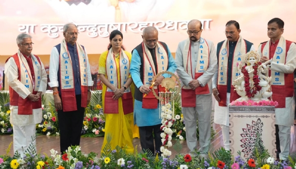 एम्स रायपुर के तीसरे दीक्षांत समारोह कार्यक्रम में दीप प्रज्वलित करते उपराष्ट्रपति  सी. पी. राधाकृष्णन