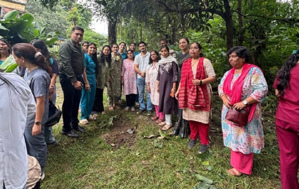 ऋषिकुल परिसर में पौधारोपण करते हुए ऋषिकुल परिसर में पौधारोपण करते हुए