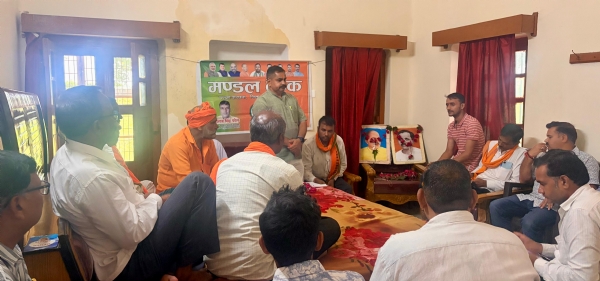 प्रयागराज के यमुनापार क्षेत्र में आयोजित बैठक को सम्बोधित करते हुए मीडिया प्रभारी दिलीप चतुर्वेदी प्रयागराज के यमुनापार क्षेत्र में आयोजित बैठक को सम्बोधित करते हुए मीडिया प्रभारी दिलीप चतुर्वेदी