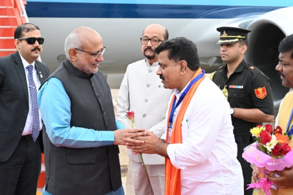 उपराष्ट्रपति का स्वागत करते उप मुख्यमंत्री विजय शर्मा उपराष्ट्रपति का स्वागत करते उप मुख्यमंत्री विजय शर्मा