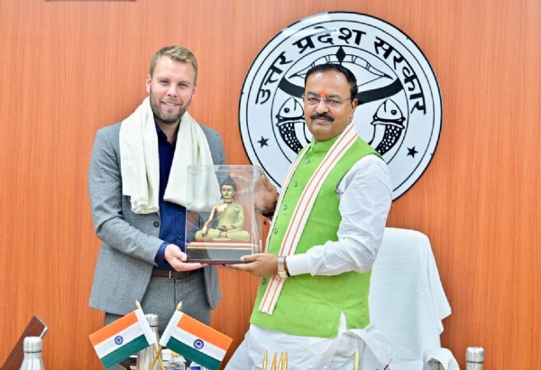 जर्मनी के महापौर डेविड लेंडल को गोतम बुद्ध की प्रतिमा भेंट करते केशव प्रसाद मौर्य