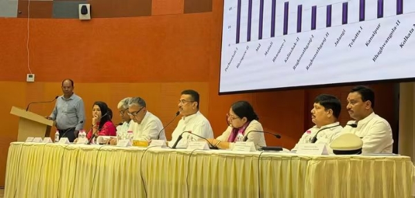 मुख्यमंत्री शुभेंदु अधिकारी स्वास्थ्य भवन में बैठक करते हुए मुख्यमंत्री शुभेंदु अधिकारी स्वास्थ्य भवन में बैठक करते हुए