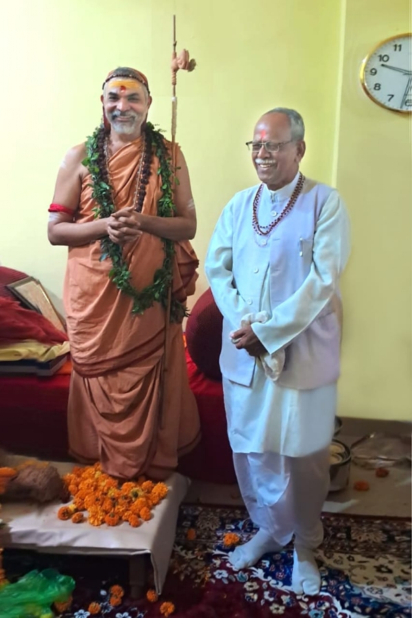 शंकराचार्य अविमुक्तेश्वरानन्द सरस्वती के साथ संत साईं जलकुमार मसन्द