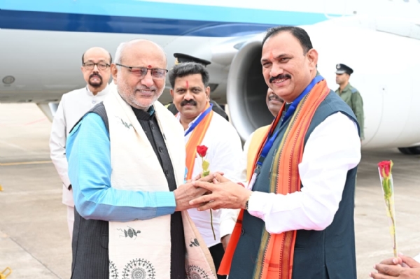 उपराष्ट्रपति का स्वागत करते प्रदेश के स्वास्थ्य मंत्री श्याम बिहारी जायसवाल उपराष्ट्रपति का स्वागत करते प्रदेश के स्वास्थ्य मंत्री श्याम बिहारी जायसवाल