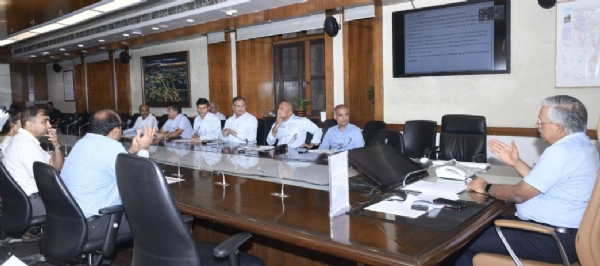 समीक्षा बैठक करते मुख्य सचिव एसपी गोयल