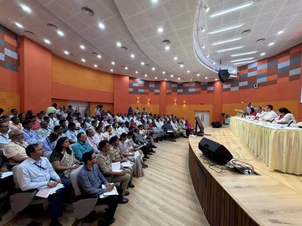 मुख्यमंत्री शुभेंदु अधिकारी स्वास्थ्य भवन में बैठक करते हुए मुख्यमंत्री शुभेंदु अधिकारी स्वास्थ्य भवन में बैठक करते हुए