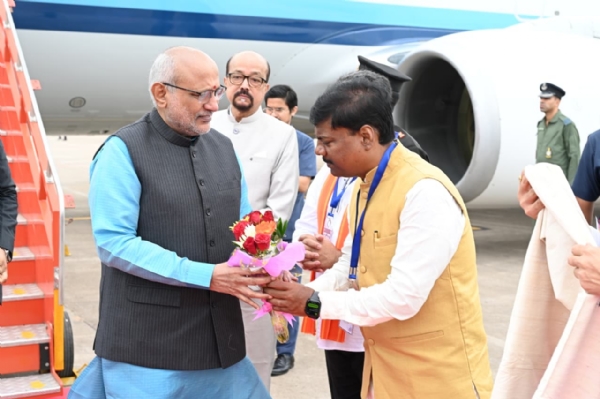 उपराष्ट्रपति का स्वागत करते मंत्री केदार कश्यप उपराष्ट्रपति का स्वागत करते मंत्री केदार कश्यप