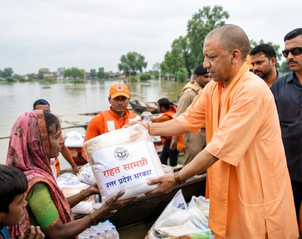 मुख्यमंत्री योगी आदित्यनाथ का बाढ़ राहत सामग्री वितरण करते हुए प्रतीक फोटो मुख्यमंत्री योगी आदित्यनाथ का बाढ़ राहत सामग्री वितरण करते हुए प्रतीक फोटो