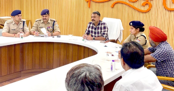 सीसीआर में बैठक लेते एसएसपी नवनीत सिंह