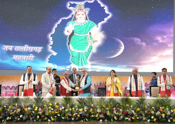एम्स रायपुर के तीसरे दीक्षांत समारोह कार्यक्रम में उपराष्ट्रपति  सी. पी. राधाकृष्णन एवं अन्य अतिथिगण