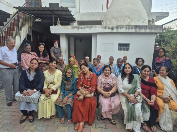 महिला क्लब, आर्ट ऑफ लिविंग की सदस्य।