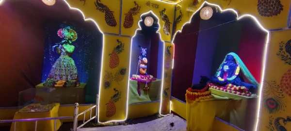 गणेश पंडाल के पास बनाई गई वृंदावन झांकी। गणेश पंडाल के पास बनाई गई वृंदावन झांकी।