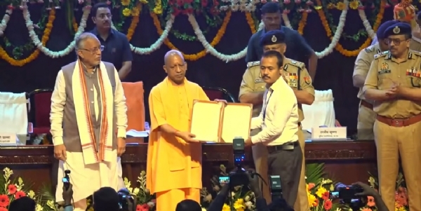 नियुक्ति पत्र देते मुख्यमंत्री योगी नियुक्ति पत्र देते मुख्यमंत्री योगी
